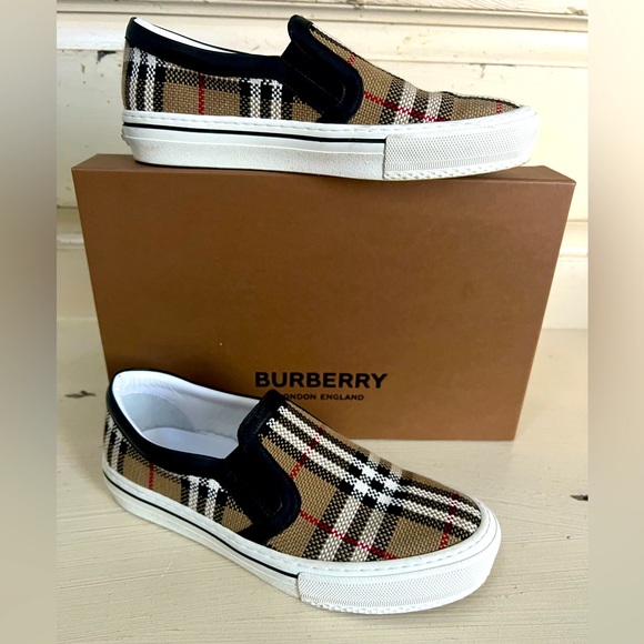 Burberry Women's Logo Slip on Sneaker (Delaware Logo Slip on Sneaker) Size 8 - Picture 1 of 5